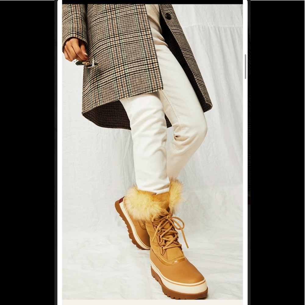 Stylish Tan Fur-Lined Women's Boots - Picture 4 of 10